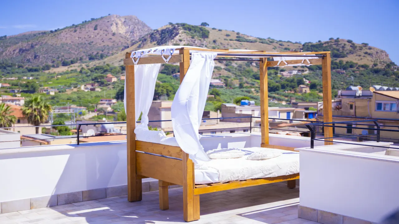 Himmelbett mit Blick auf die Berge