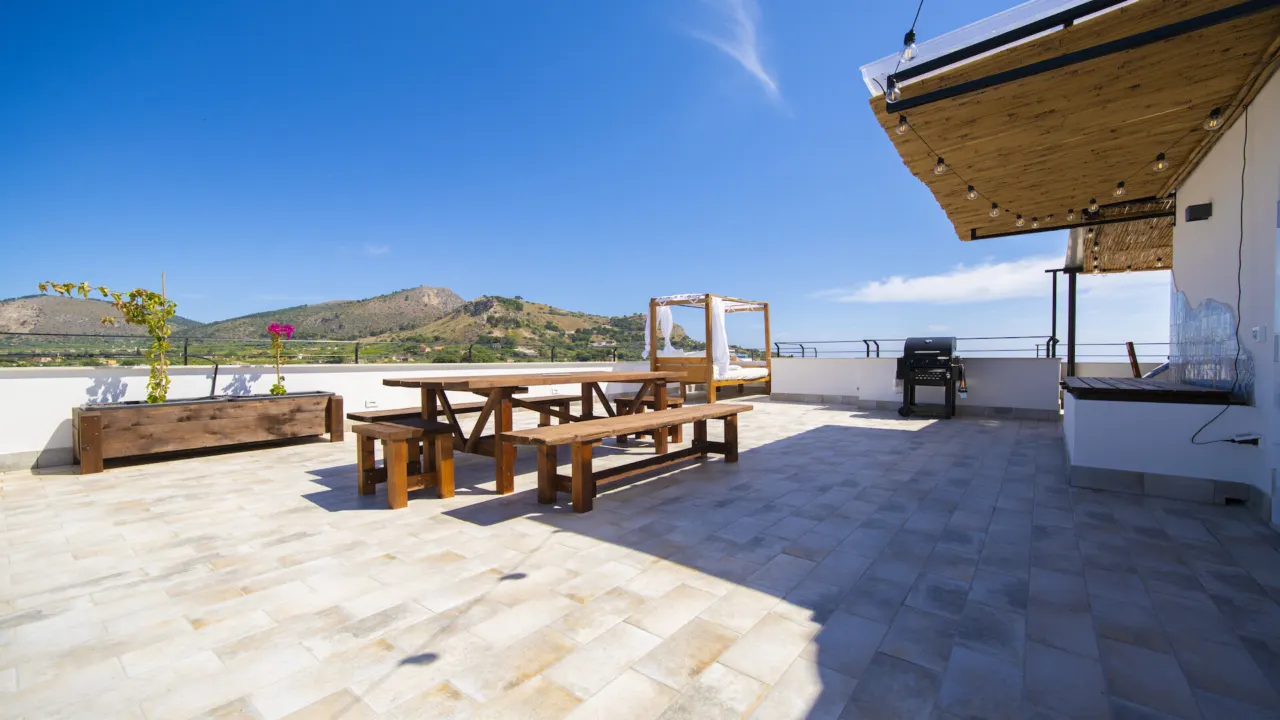 Weite Terrasse mit Essplatz, Grill und Himmelbett